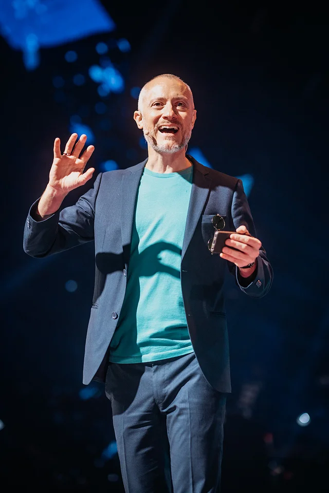 Johannes Hartl sprechend auf der Bühne